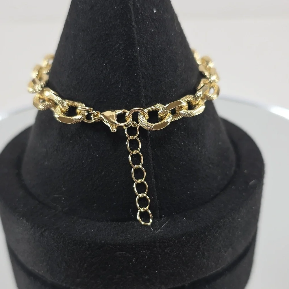Elegant Gold Chain Bracelet
